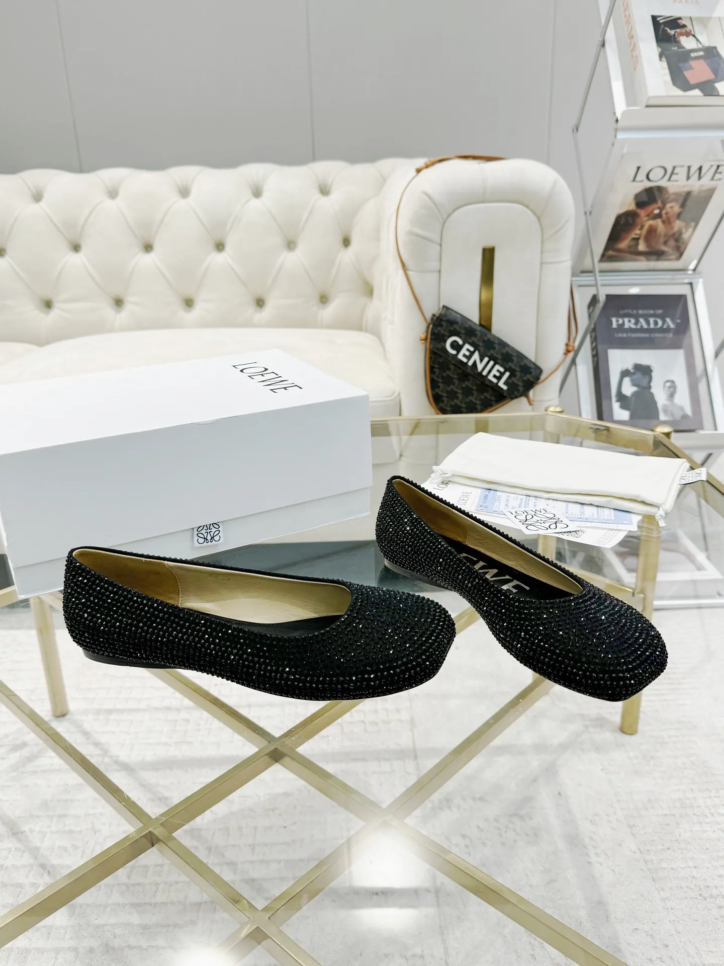 💕💕Factory direct selling price p640💕💕 LOEWE‼ ️ New arrival‼ ️Imported genuine leather sole Loewe 2024/aw early spring latest T stage colored diamond series catwalk style 😘😘😘 Upper: imported silk cloth lining: imported water-dyed sheepskin Outsole: original molded injection molded leather outsole Heel: small flat size Number: 35-39 (40/41/42/43 custom-made, non-refundable)